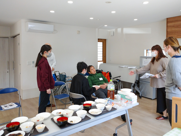 ②研修風景（食事対応学習）