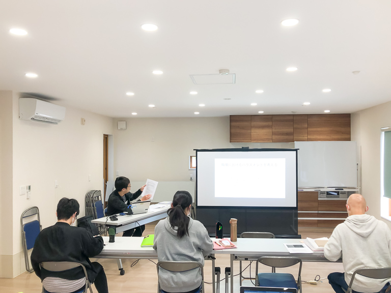 ①研修風景（座学）